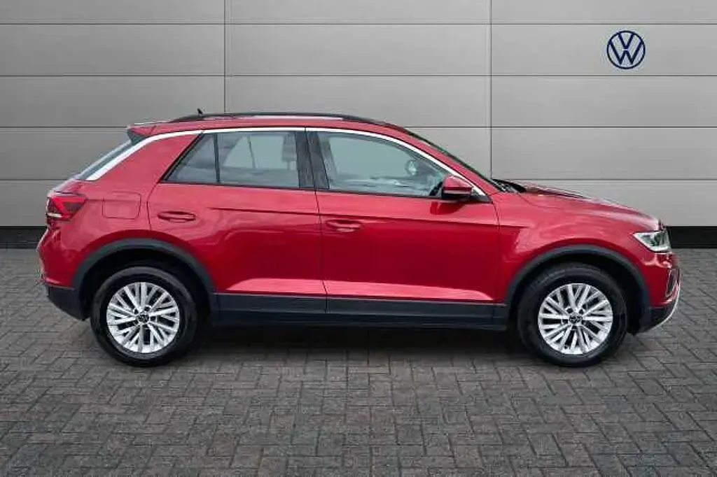Used VW T-Roc Life 150 HP (110 kW) 2023 Red SUV