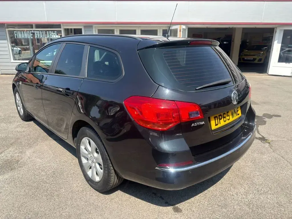 Used Vauxhall Astra Design Edition 115 HP (84 kW) 2015 Black Estate