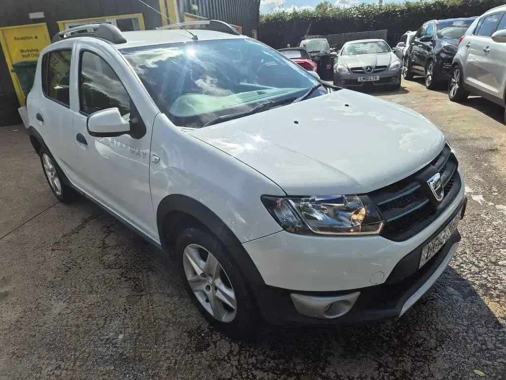 Used Dacia Sandero Lauréate 90 HP (66 kW) 2016 White Hatchback