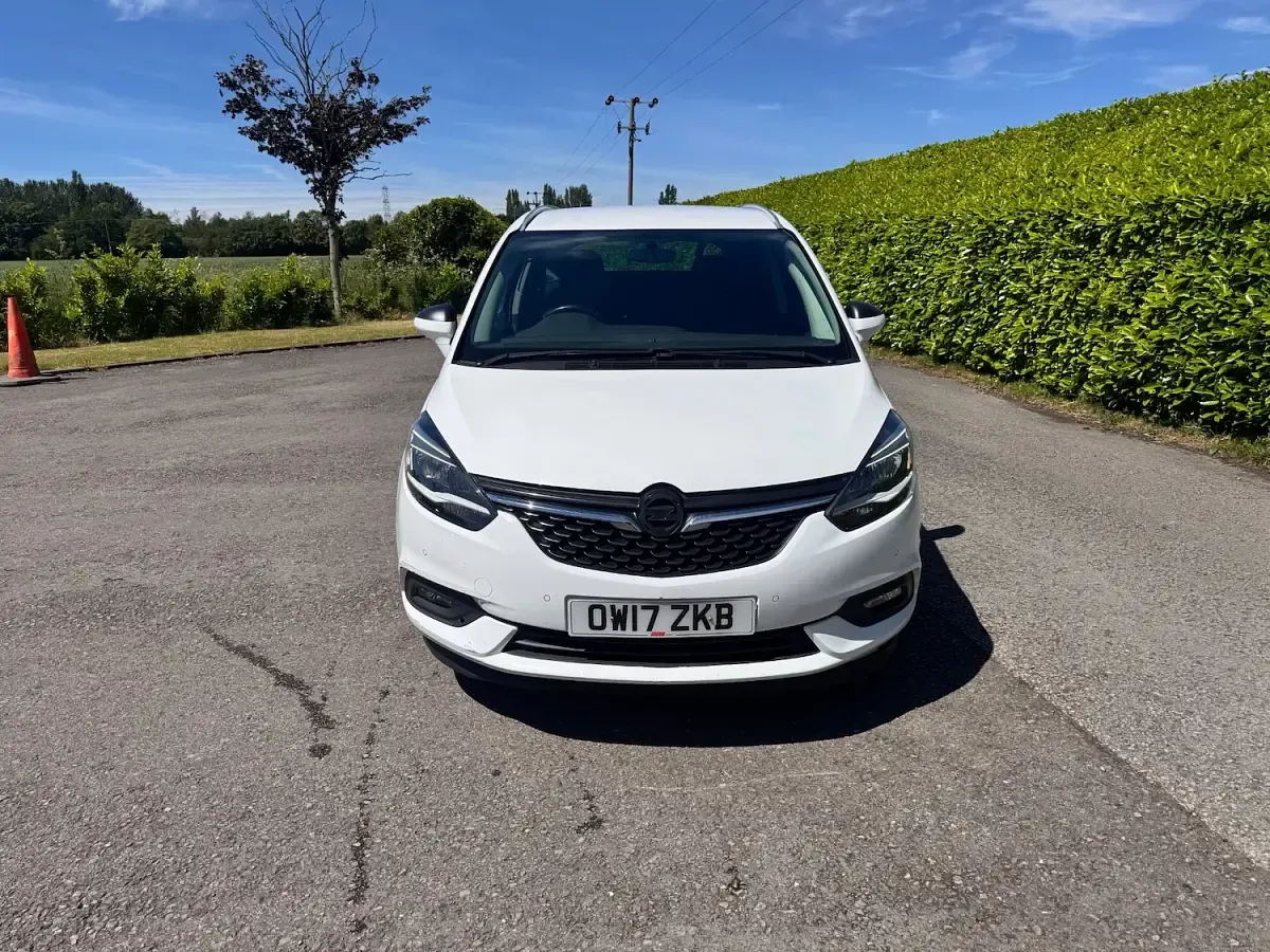 Used Vauxhall Zafira SRi 140 HP (102 kW) 2017 White MPV