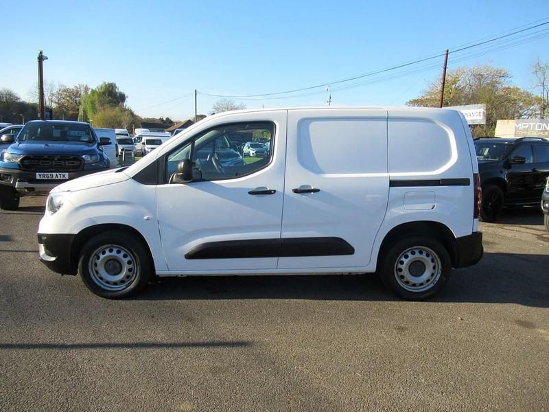 Second-hand Vauxhall Combo 100 CP (73 kW) 2021 Alb Van