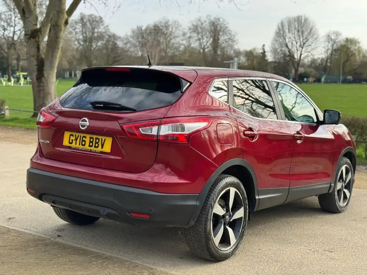 Used Nissan Qashqai N-Connecta 113 HP (83 kW) 2016 Red SUV