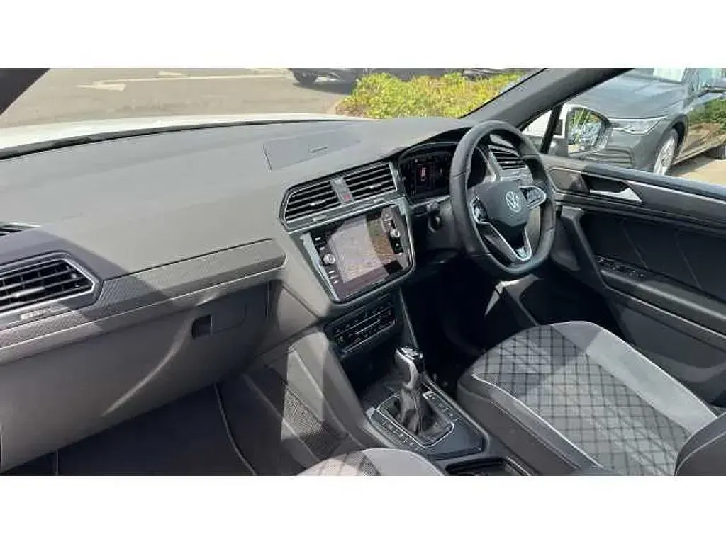 Used VW Tiguan R-line 150 HP (110 kW) 2023 Pure white SUV