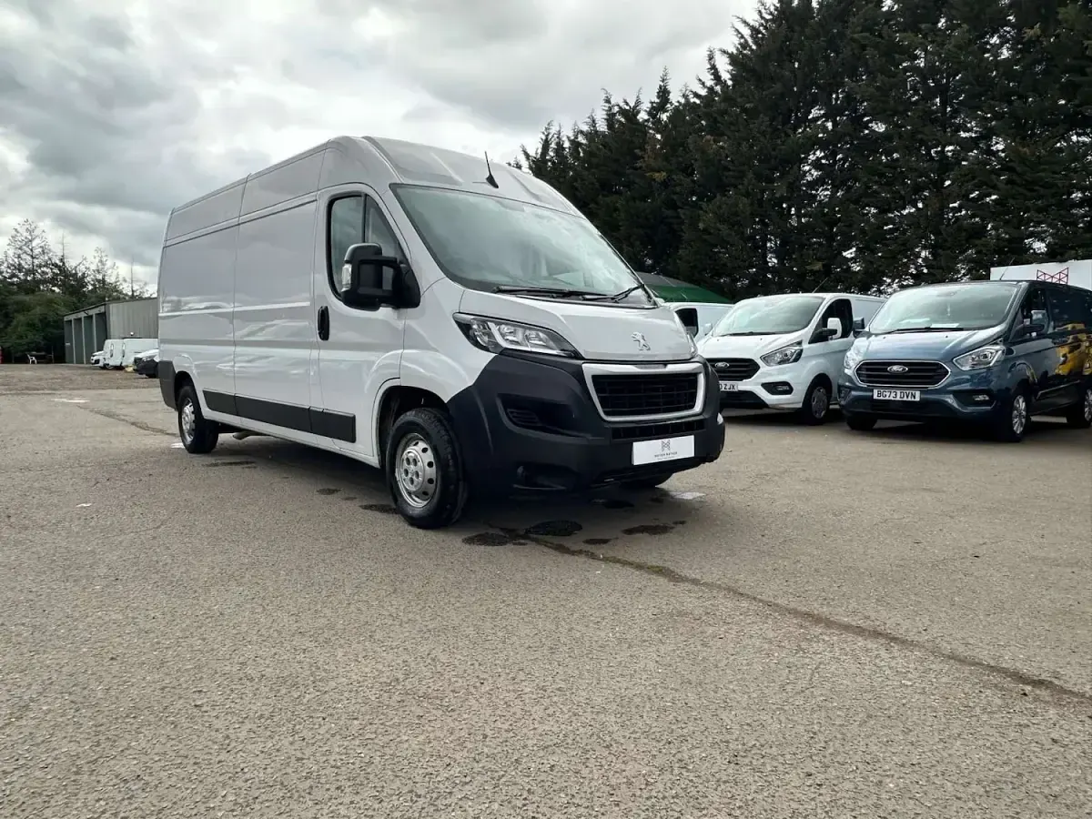 Begagnad Peugeot Boxer Premium 140 HK (102 kW) 2024 Vit Van