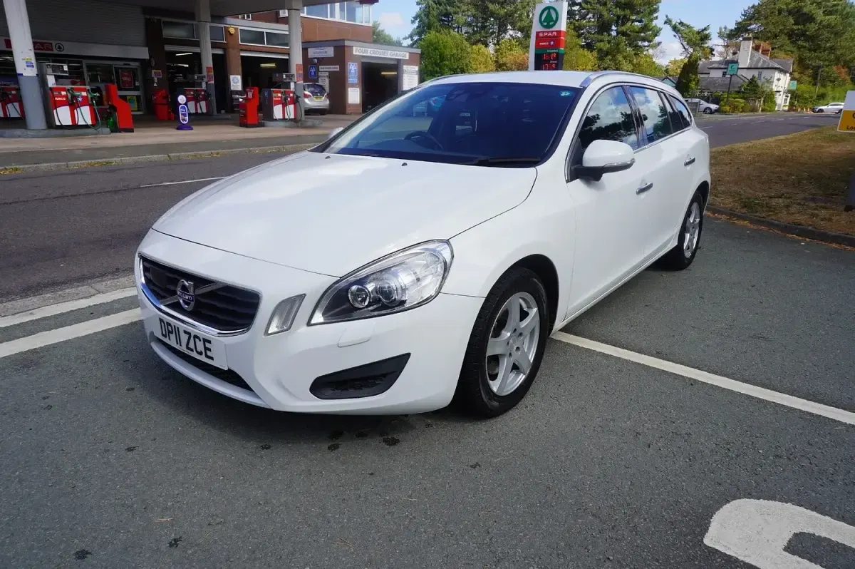 Used Volvo V60 SE Lux 2011 White Estate