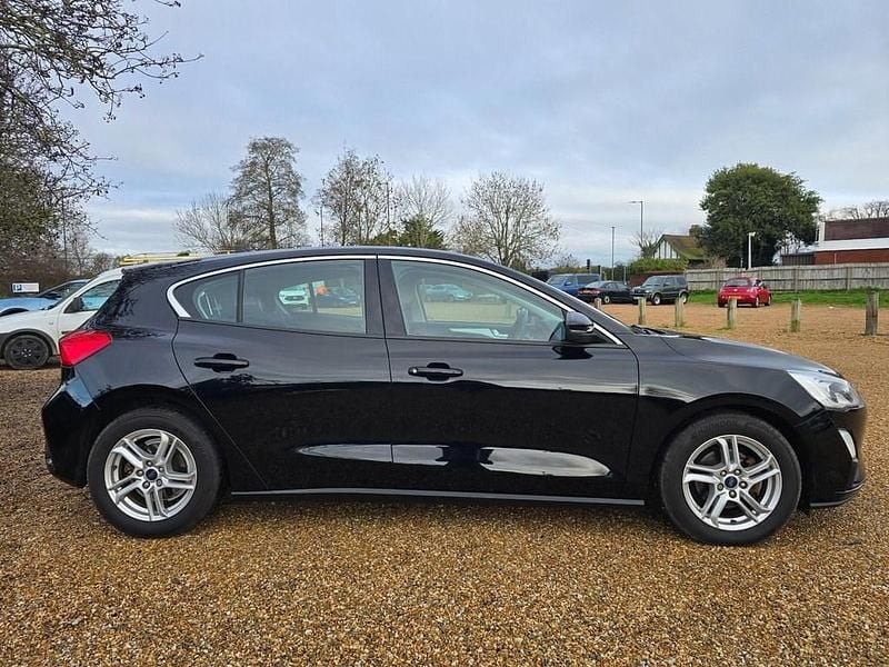 Gebraucht Ford Focus Zetec 120 PS (88 kW) 2018 Schwarz Kleinwagen