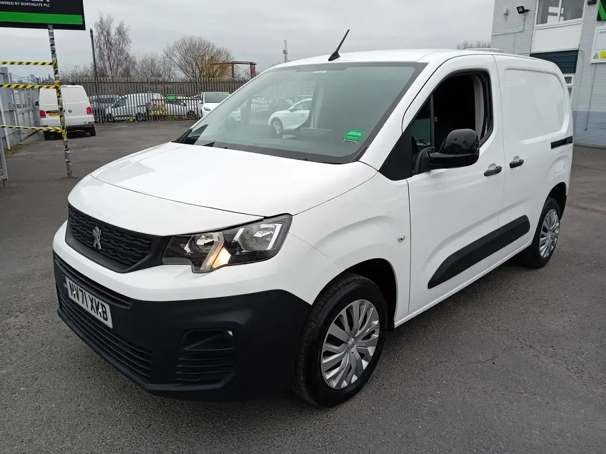 Used Peugeot Partner Premium 100 HP (73 kW) 2022 White MPV