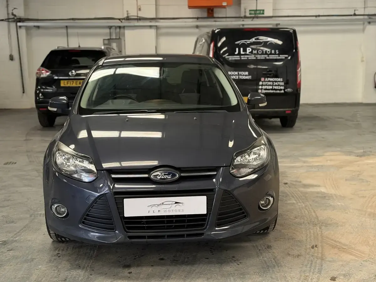 Used Ford Focus Zetec 105 HP (77 kW) 2014 Grey Hatchback
