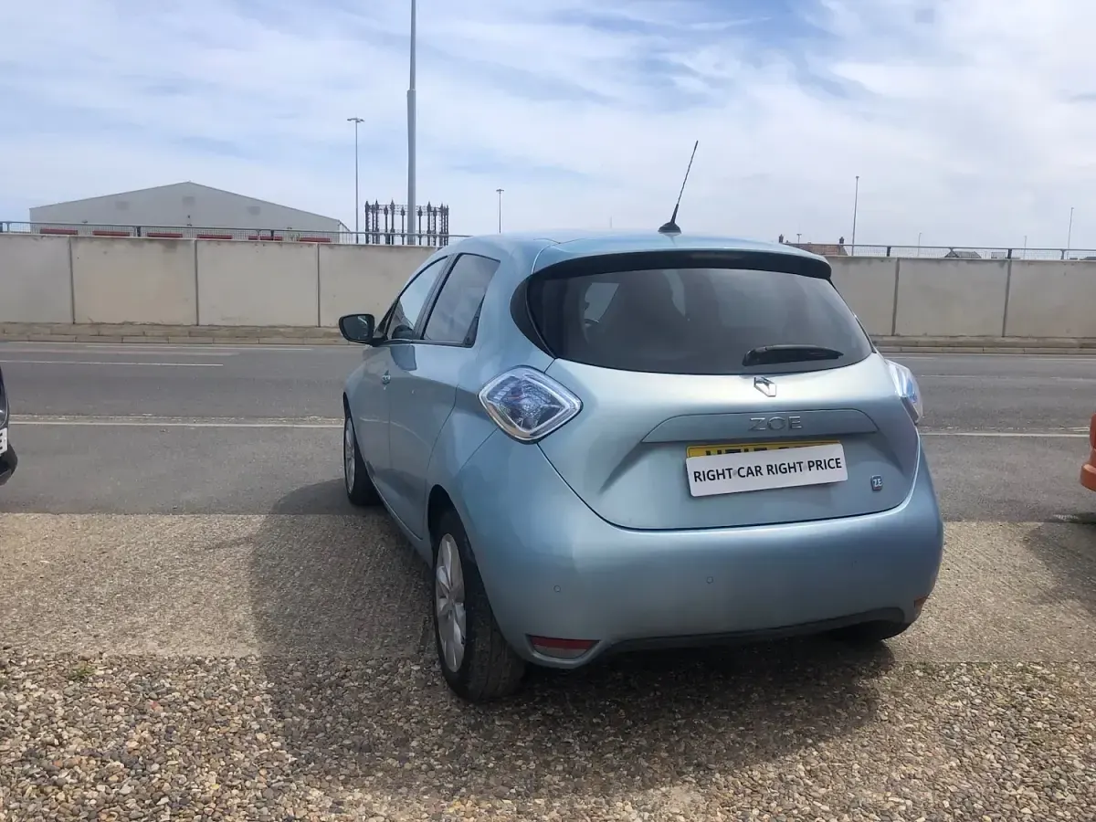 Used Renault Zoe Dynamique 64 kW (88 HP) 2015 Blue Hatchback