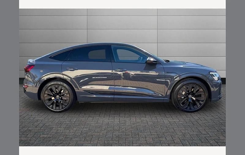 Begagnad Audi Q8 e-tron Black Edition 250 kW (340 HK) 2023 Grå SUV