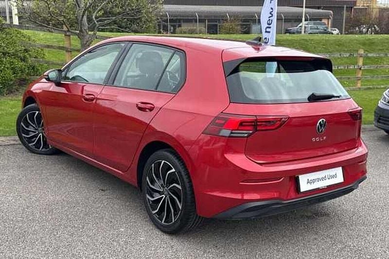 Used VW Golf VIII Life 150 HP (110 kW) 2023 Red Hatchback