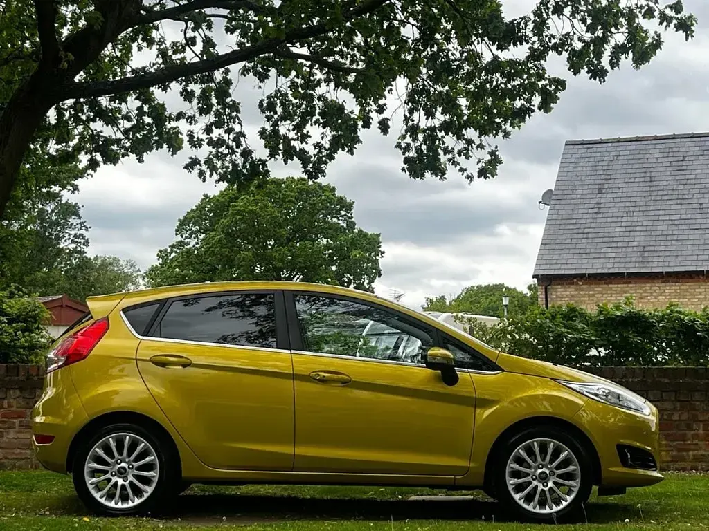 Used Ford Fiesta Titanium X 105 HP (77 kW) 2013 Yellow Hatchback