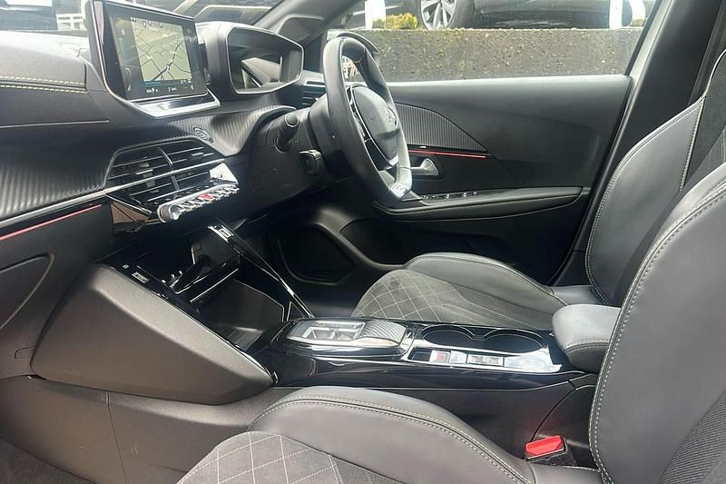 Used Peugeot e-208 Premium 100 kW (136 HP) 2022 Pearlescent white Hatchback