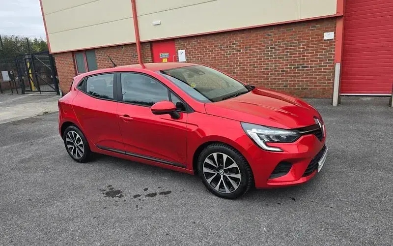 Used Renault Clio Iconic 90 HP (66 kW) 2022 Red Hatchback