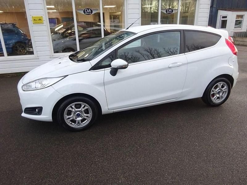 Used Ford Fiesta Zetec 95 HP (69 kW) 2013 White Hatchback