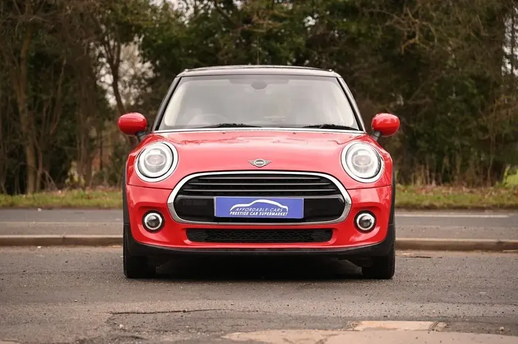 Usado Mini Cooper Classic 136 CV (100 kW) 2019 Rojo Utilitario