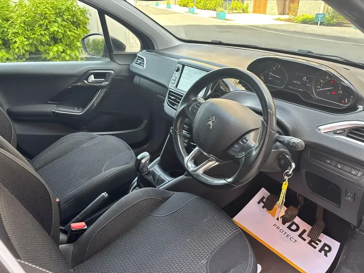 Käytetty Peugeot 208 2019 Musta Viistoperä