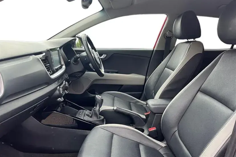 Used Kia Stonic 118 HP (86 kW) 2019 Blaze red with black roof SUV