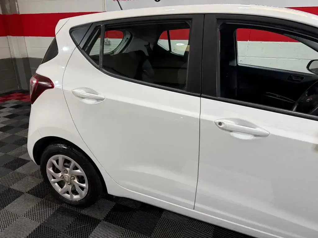 Used Hyundai i10 SE 67 HP (49 kW) 2018 White Hatchback