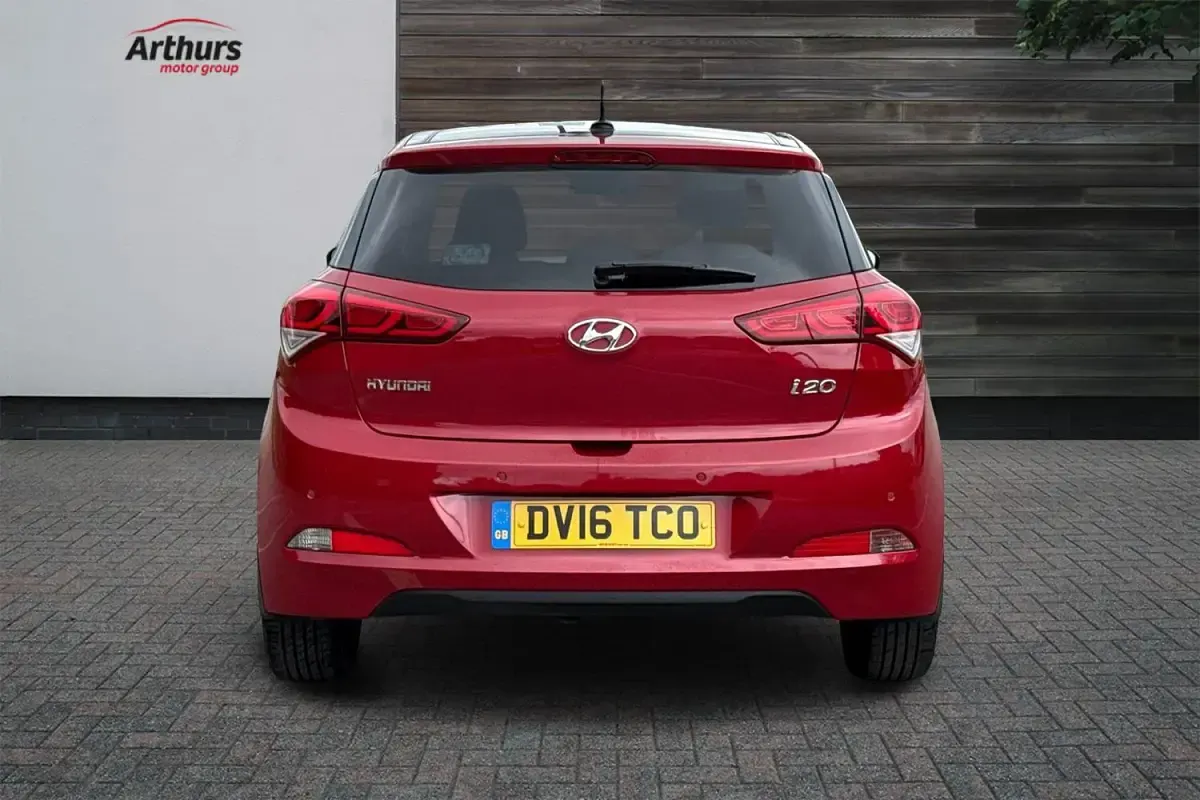 Used Hyundai i20 Premium SE 90 HP (66 kW) 2016 Red Hatchback