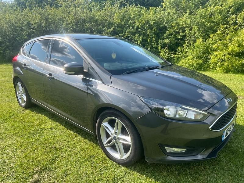 Używany Ford Focus Zetec 115 KM (84 kW) 2015 Szary Hatchback