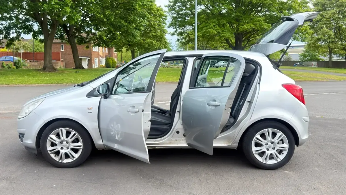 Begagnad Vauxhall Corsa 85 HK (62 kW) 2010 Silver Halvkombi
