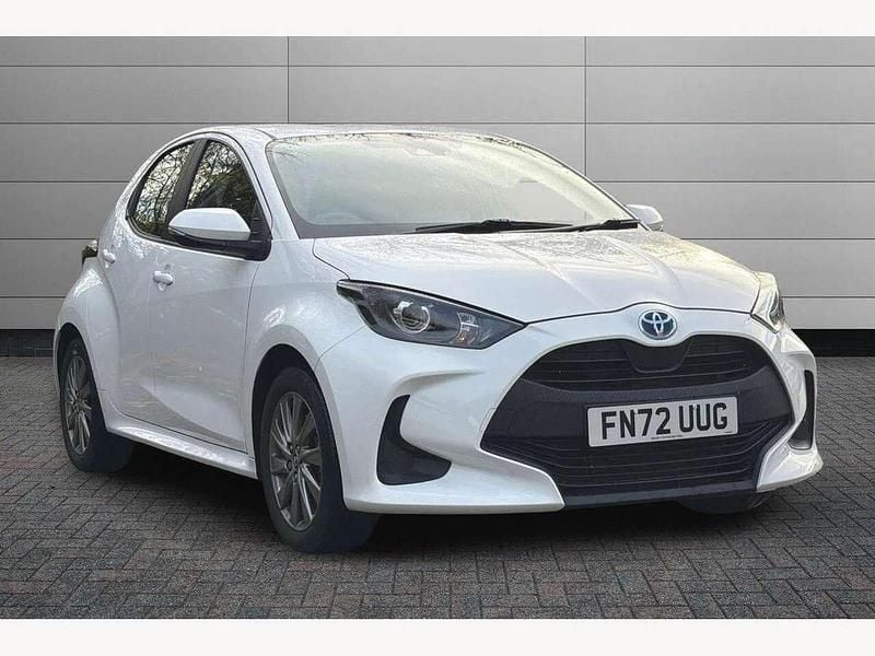 White Used 2022 Toyota Yaris Hybrid Hatchback | £17,450 (Fair price) - Image 1/4
