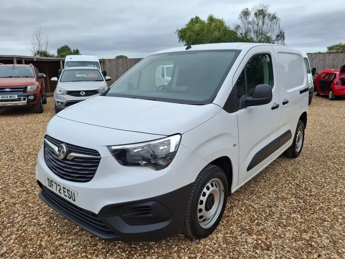 Used Vauxhall Combo S 100 HP (73 kW) 2022 White MPV