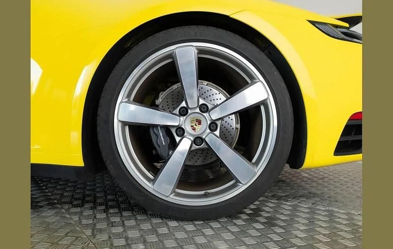 Used Porsche 911 379 HP (278 kW) 2023 Yellow Coupe