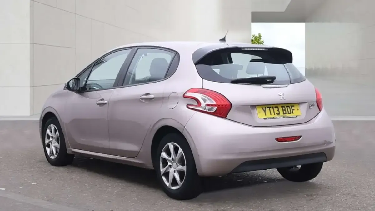 Used Peugeot 208 Active 70 HP (51 kW) 2013 Pink Hatchback