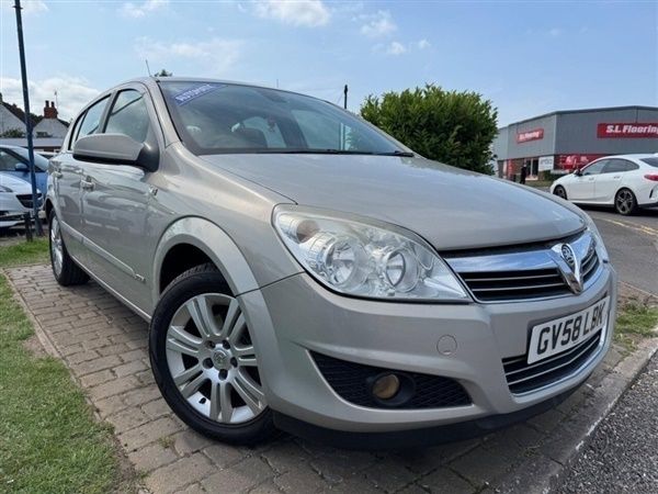 Silver Used 2009 Vauxhall Astra Design Edition Hatchback | £1,989 (A bit pricey) - Image 1/1