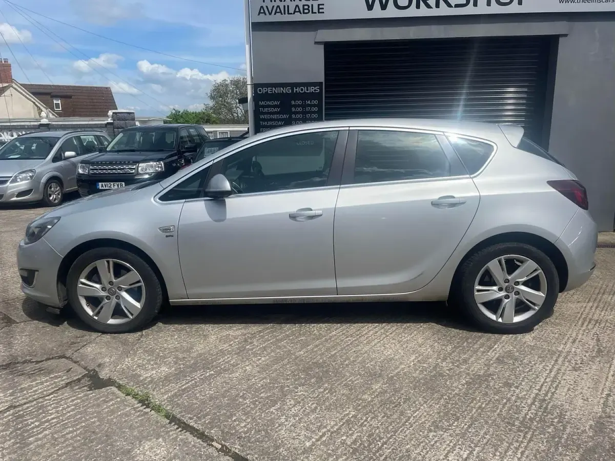 Usado Vauxhall Astra SRi 130 CV (95 kW) 2013 Plateado Utilitario