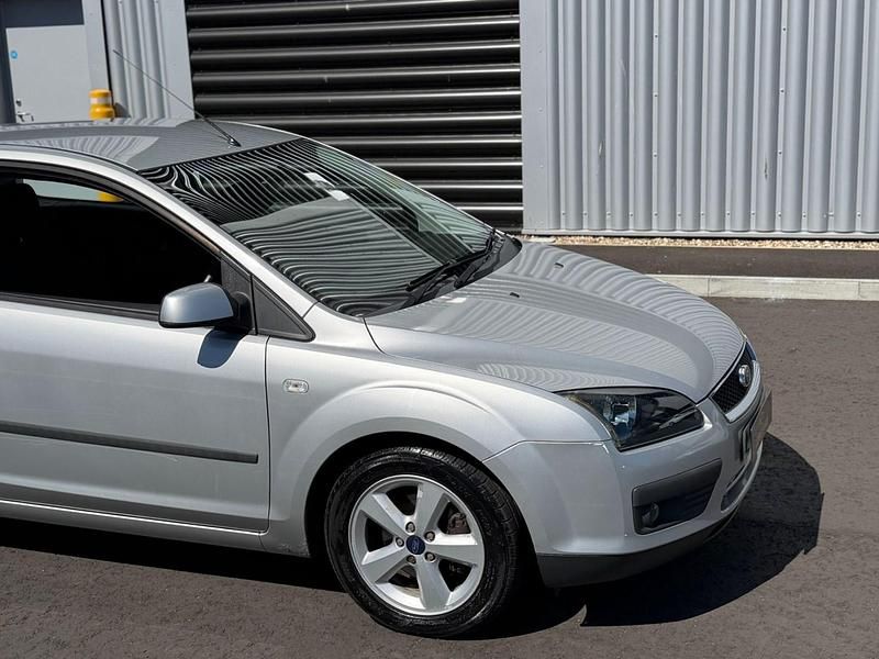 Used Ford Focus Zetec 100 HP (73 kW) 2005 Silver Hatchback
