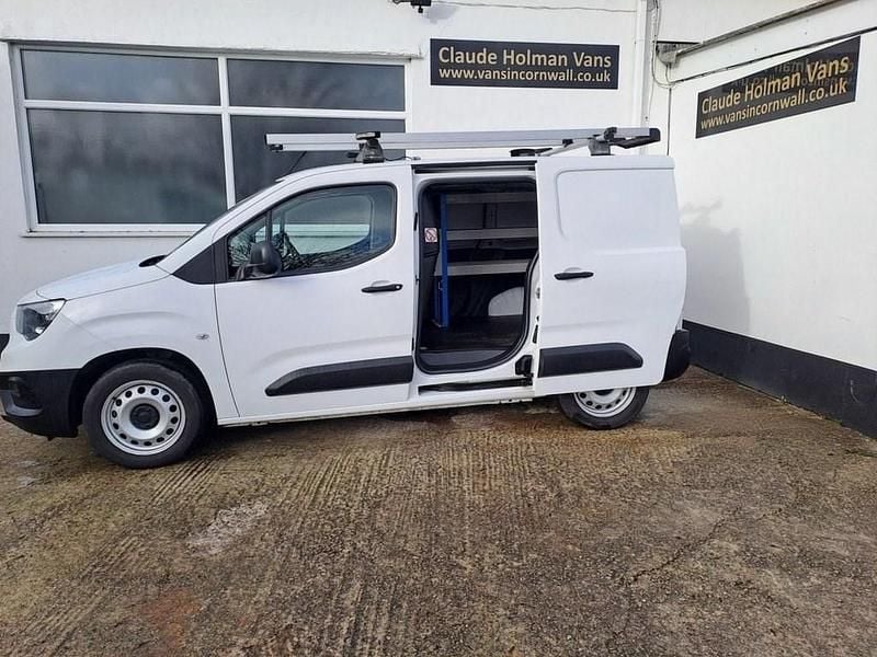 Second-hand Vauxhall Combo Edition 100 CP (73 kW) 2019 Alb Van