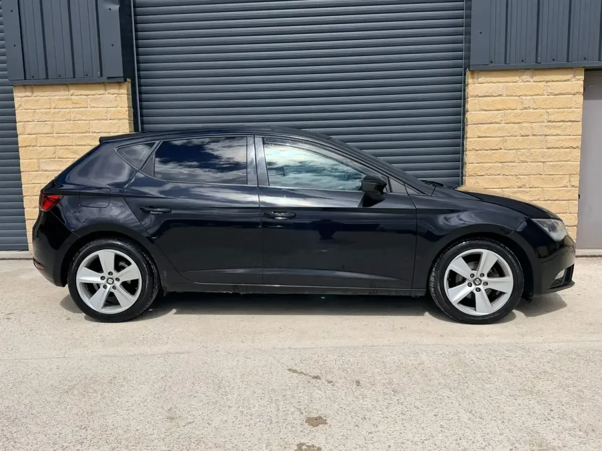Begagnad Seat Leon SE 105 HK (77 kW) 2014 Svart Halvkombi