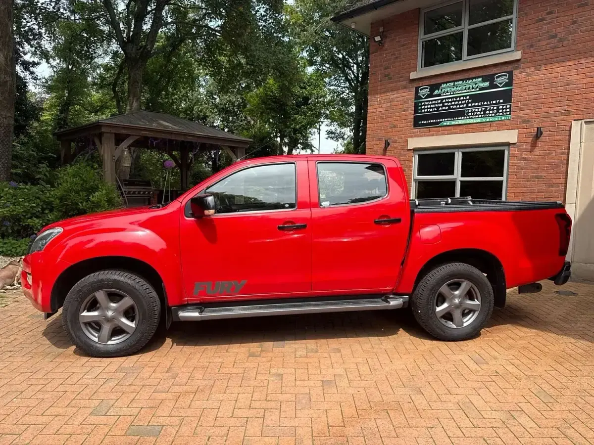 Used Isuzu D-Max 161 HP (118 kW) 2016 Red Pickup
