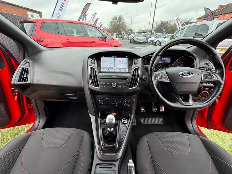 Used Ford Focus ST-Line 150 HP (110 kW) 2017 Red Hatchback