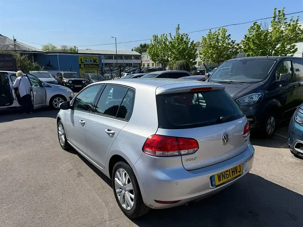 Usado VW Golf VI Match 105 HP (77 kW) 2011 Prateado Citadino