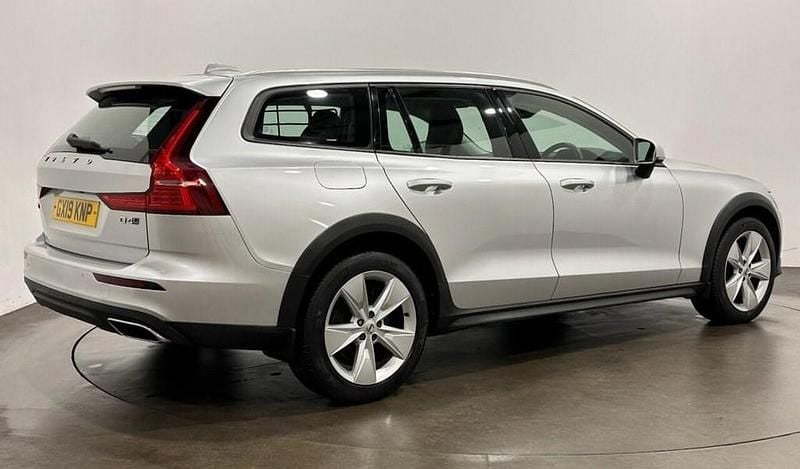 Used Volvo V60 CC 190 HP (139 kW) 2019 Silver Estate
