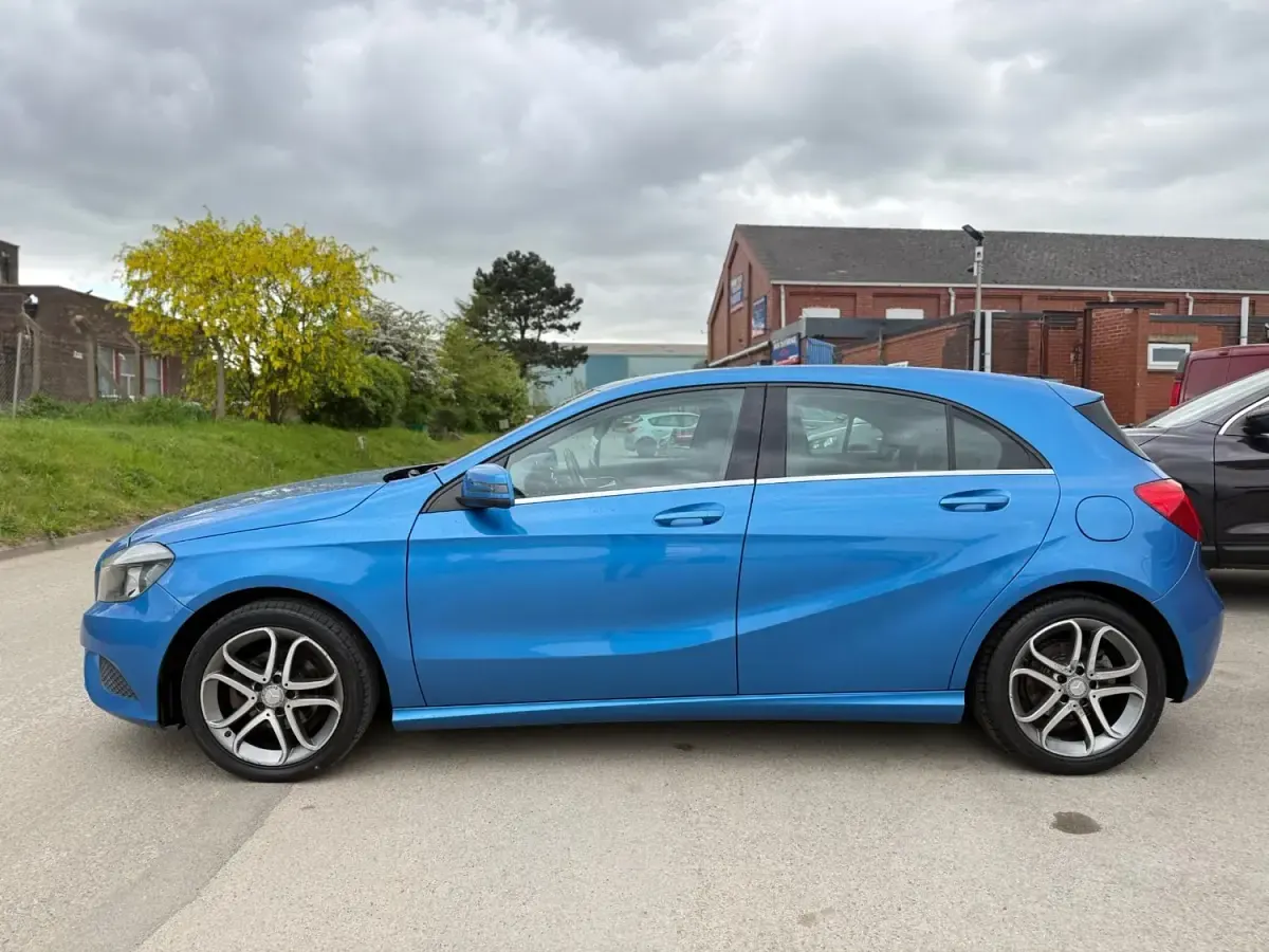 Begagnad Mercedes A180 2014 Blå Halvkombi