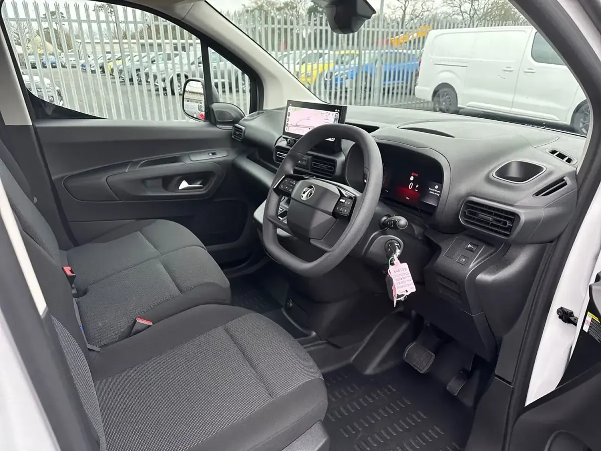 New Vauxhall Combo 130 HP (95 kW) 2026 Kaolin white MPV