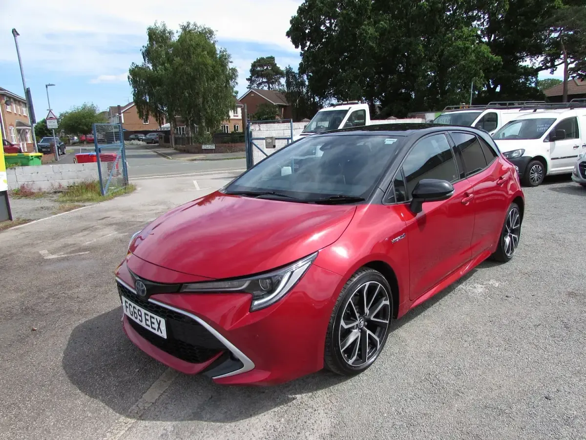 Used Toyota Corolla 122 HP (89 kW) 2019 Red Hatchback