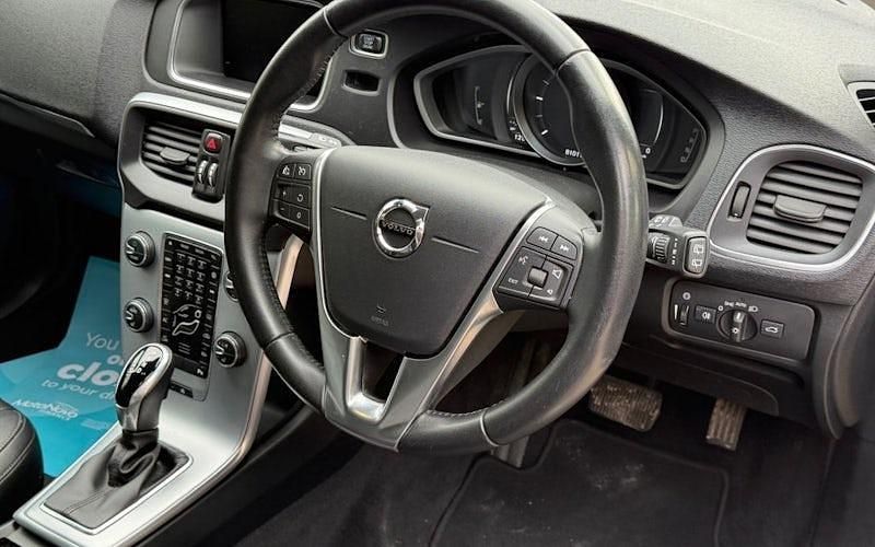 Usado Volvo V40 Inscription 150 HP (110 kW) 2018 Prateado Citadino