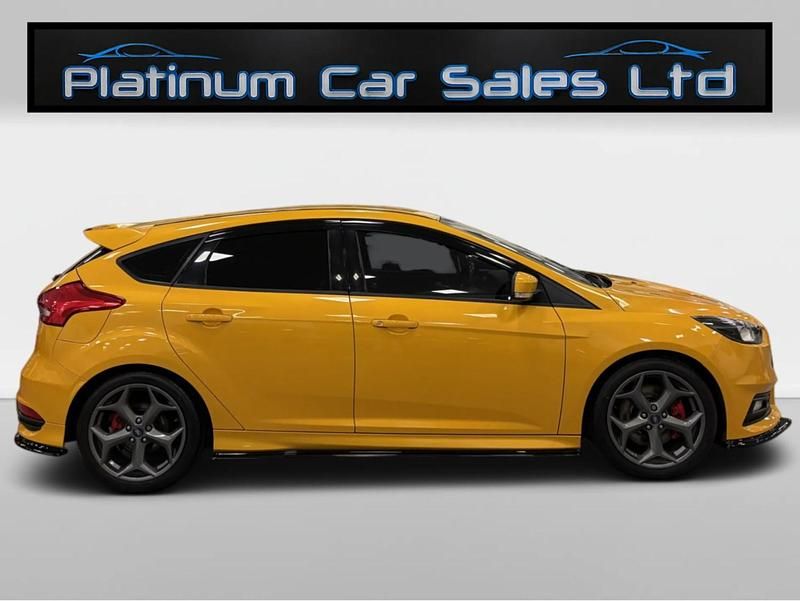 Usado Ford Focus ST 185 CV (136 kW) 2017 Amarillo Utilitario