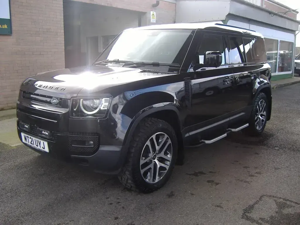 Usado Land Rover Defender SE 2021 Preto SUV