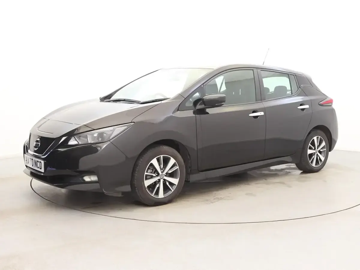 Begagnad Nissan Leaf Acenta 110 kW (150 HK) 2020 Svart Halvkombi