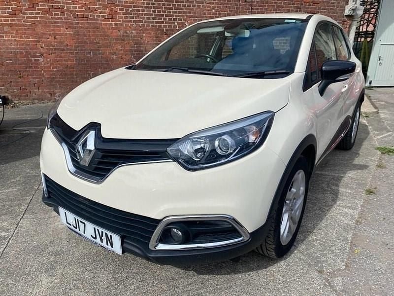 White Used 2017 Renault Captur Dynamique SUV | £7,480 (Good price) - Image 1/4