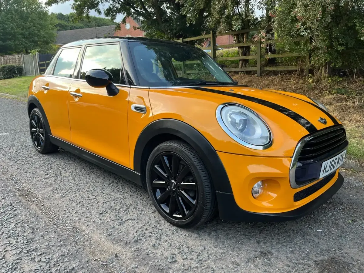 Begagnad Mini Cooper Hatch 2016 Orange Halvkombi