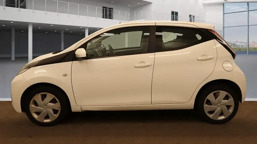 Used Toyota Aygo X-play 69 HP (50 kW) 2015 White Hatchback
