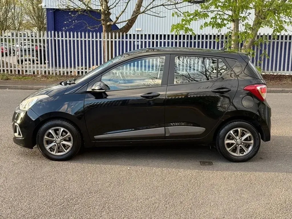 Gebraucht Hyundai i10 Premium 66 PS (48 kW) 2014 Schwarz Kleinwagen